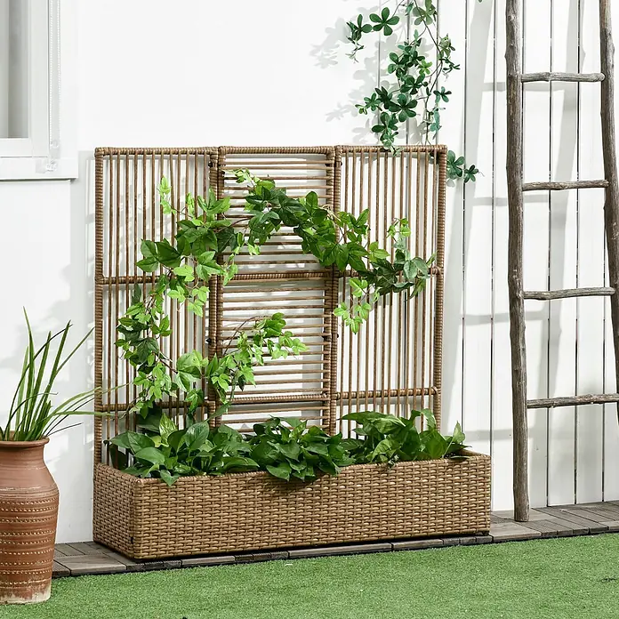 Outsunny Hochbeet - 103 x 103 x 29 cm, Stahl, Beige - Brauner Rattan-Pflanzkasten mit integriertem Spalier für Kletterpflanzen auf einer Außenterrasse.