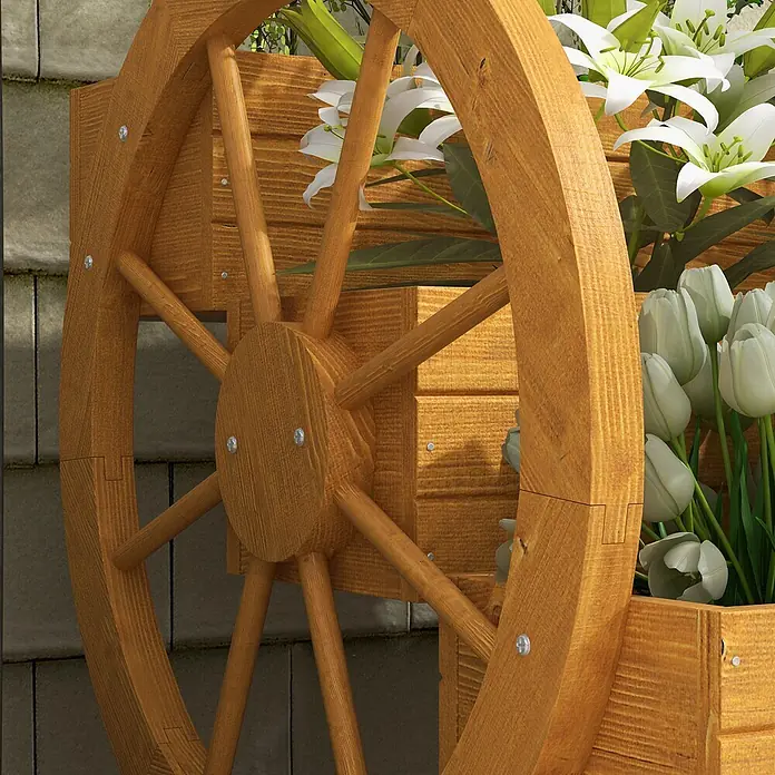 Outsunny Hochbeet - 61 x 62 x 57 cm, Holz, Teak - Hölzerner Wagenrad-Pflanzkasten mit weißen Lilien und Tulpen an einer Wand.