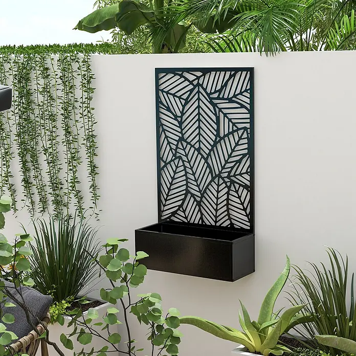 Outsunny Hochbeet - 61 x 23 x 113 cm, Metall, Schwarz - Schwarzer Wanddekorationsschirm aus Metall mit Blattmuster und integriertem Pflanzkasten, verschönert eine Außenterrasse.