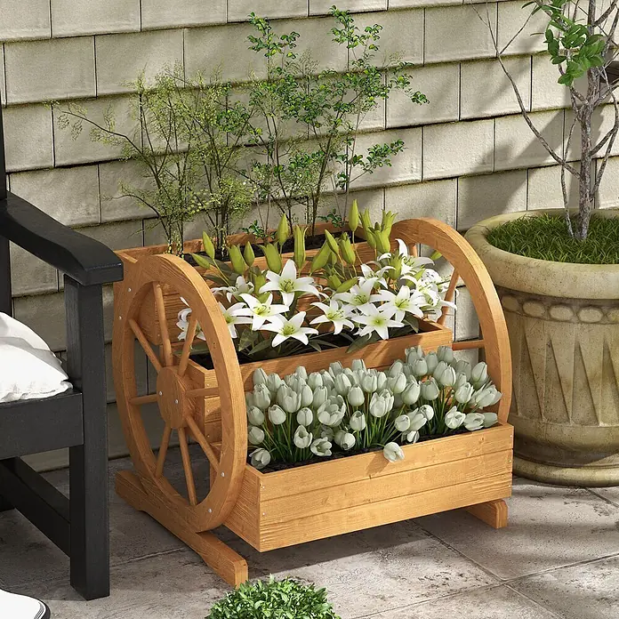 Outsunny Hochbeet - 61 x 62 x 57 cm, Holz, Teak - Blumenkasten aus Naturholz im Wagenrad-Design mit zwei Etagen, gefüllt mit weißen Lilien und Tulpen auf einer Terrasse.