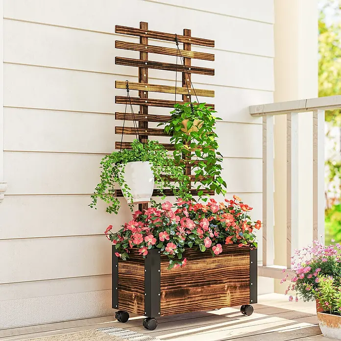 Outsunny Hochbeet - 65 x 31 x 147 cm, Holz, Braun - Pflanzkasten aus Holz mit integriertem Rankgitter auf Rollen, mit Blumen und Hängepflanzen auf einer Veranda.