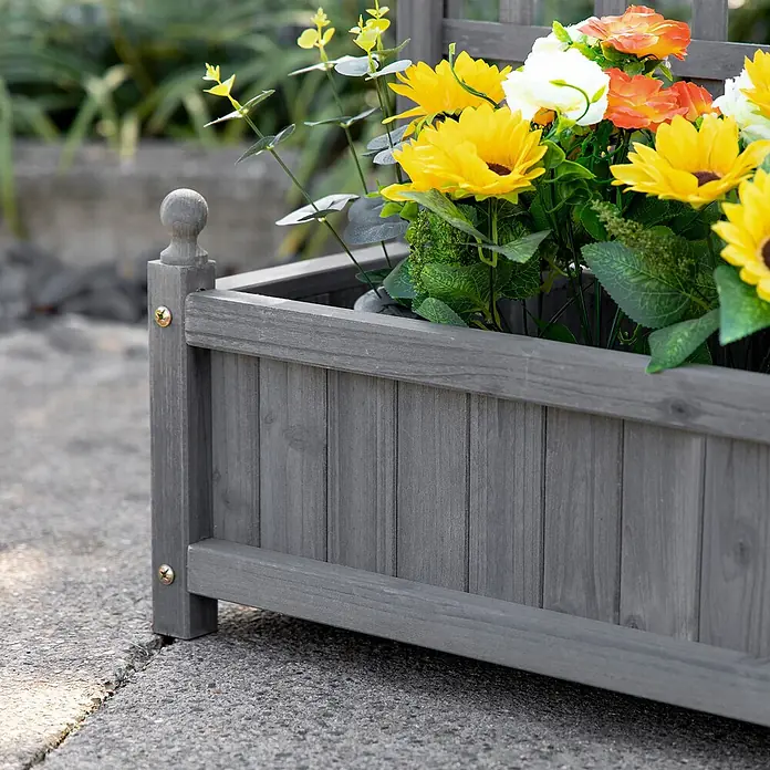Outsunny Hochbeet - Holz, Hellgrau - Grauer Holzkastenpflanzer gefüllt mit künstlichen gelben Sonnenblumen und orange/weißen Rosen, draußen.