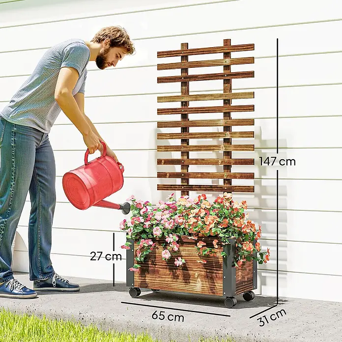Outsunny Hochbeet - 65 x 31 x 147 cm, Holz, Braun - Mann gießt Blumen in einem braunen Holz-Pflanzkasten mit Rankgitter auf Rädern, 147 cm hoch.