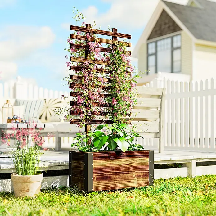 Outsunny Hochbeet - 65 x 31 x 147 cm, Holz, Braun - Dunkler Holzpflanzkübel mit integriertem Spalier, bewachsen mit rosa Blütenranken, in einem sonnigen Garten.