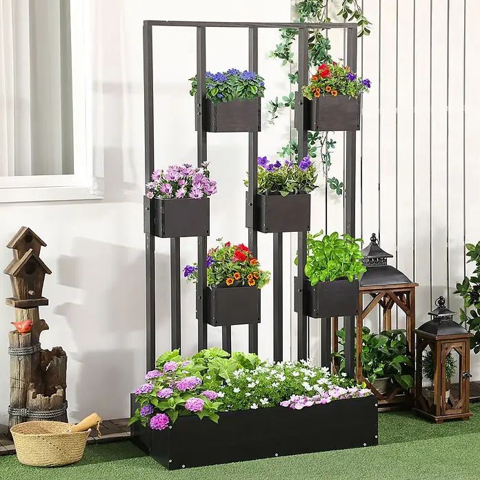 Outsunny Hochbeet - Holz, Schwarz - Schwarzes Holz-Vertikalbeet mit mehreren Pflanzkästen und einem Bodenbeet, gefüllt mit bunten Blumen und Grünpflanzen.