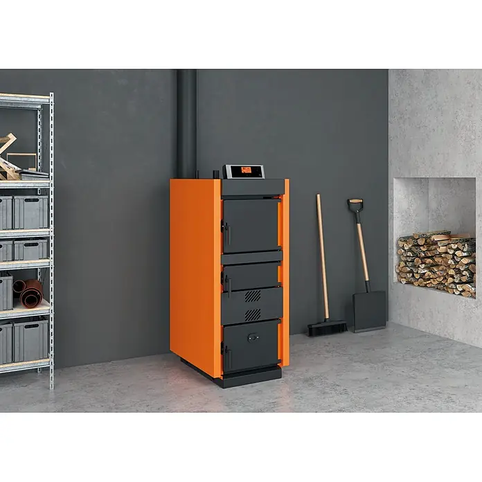 Sannover Kaminofen - 32 kW, Raumheizvermögen: 675 m³, Material Verkleidung: Stahl, Schwarz - Orange-dunkelgrauer Festbrennstoffkessel mit Bedienfeld in einem Heizungsraum.