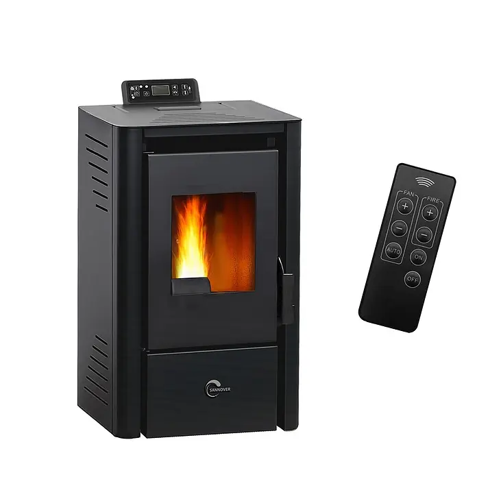 Sannover Pelletofen Anita 9,4 kW Schwarz - 9,4 kW, Raumheizvermögen: 190 m³, 1,8 kg/h, Farbe Verkleidung: Schwarz - Schwarzer Pelletkamin aus Metall mit sichtbarem Feuer und einer schwarzen Fernbedienung.