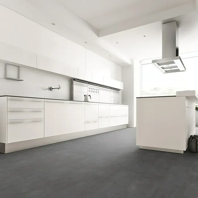 Star Clic Vinylbodenmuster Sizilien - 280 x 160 x 5,5 mm, Fliesenoptik - Helles Küchendesign mit minimalistischen weißen Schränken, einer Dunstabzugshaube aus Edelstahl und dunklem Boden für einen modernen Look.