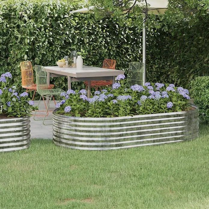 Furnicato Hochbeet - 175 x 100 x 36 cm, Stahl, Silber - Großes gewelltes Hochbeet aus verzinktem Metall, geschwungen, mit lila Hortensien in einem Garten.
