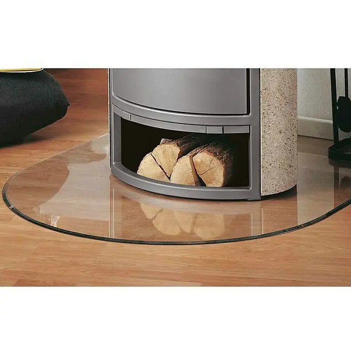 Justus Glasbodenplatte B3120 x 100 cm, Gebogen, Mit Ausschnitt - Bild eines Kaminofens mit Holzscheiten auf einer Glasplatte.