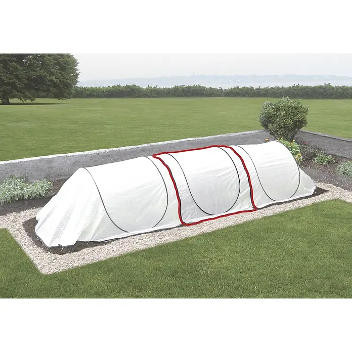 GardenGuard Kälteschutz-Verlängerung - Breite: 110 cm, Weiß, Vlies - Ein Tunnel-Gewächshaus, ideal für den Schutz von Pflanzen vor Witterungseinflüssen und Schädlingen, steht in einem Garten.