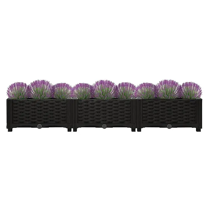 Furnicato Hochbeet - 120 x 40 x 23 cm, Kunststoff, Schwarz - Langer, dunkelbrauner Pflanzkasten in Rattan-Optik, gefüllt mit künstlichen lila und grünen Pflanzen.