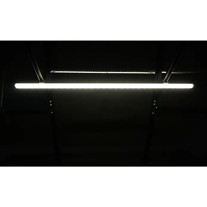 LED-Deckenleuchte - 5 W, L x B x H: 2,1 x 100 x 2,3 cm - Eine helle, längliche LED-Leuchte hängt an einer dunklen Decke und erhellt den Raum mit ihrem klaren, weißen Licht.