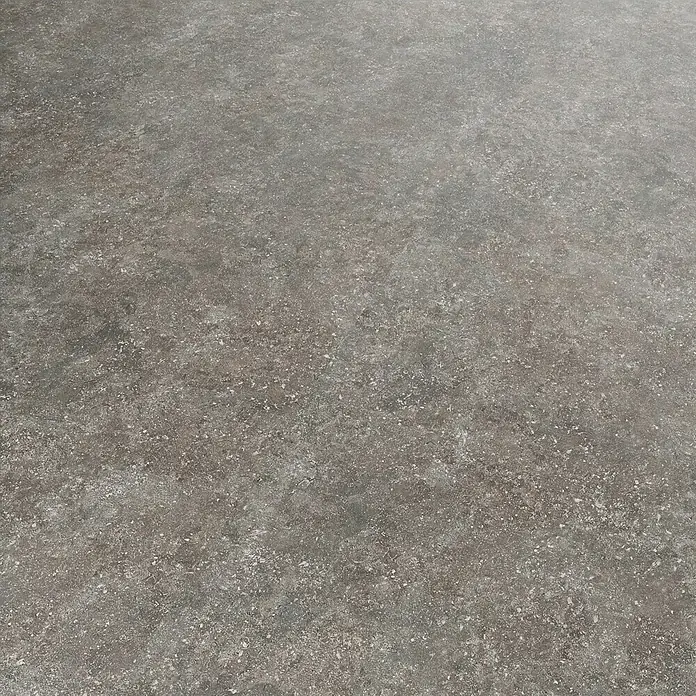 Vinylbodenmuster Sly L Brava - 280 x 160 x 7,5 mm, Steinoptik - Nahaufnahme einer dunkelgrauen Bodenfliese mit einer gesprenkelten Textur, ideal für moderne Innenräume.