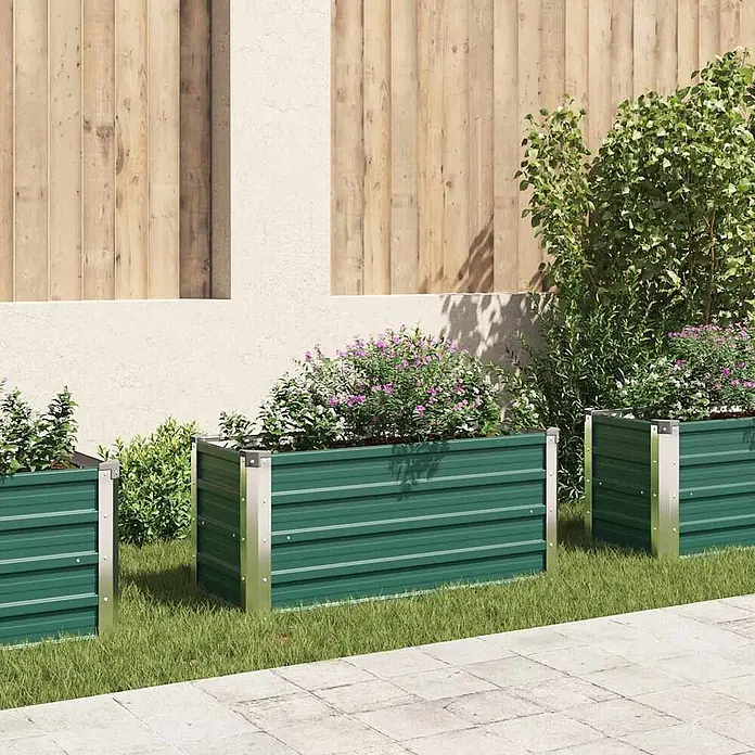 Furnicato Hochbeet - 40 x 100 x 45 cm, Stahl, Grün - Drei grüne Hochbeete aus Wellblech mit silbernen Ecken, bepflanzt mit Blumen, in einem Gartenambiente.