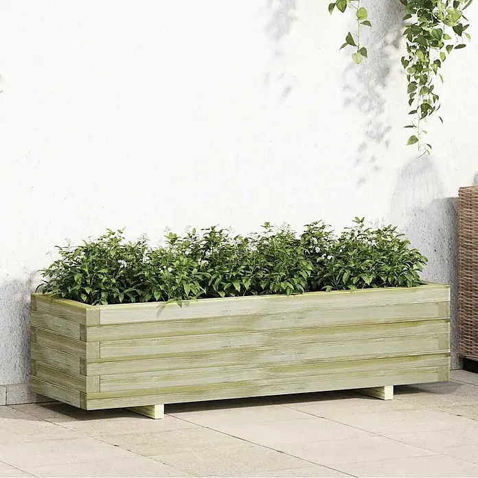 Furnicato Hochbeet - 120 x 40 x 30 cm, Holz, Grün - Großer heller Holz-Pflanzkasten mit grünen Pflanzen und kleinen weißen Blüten, auf einer Terrasse.