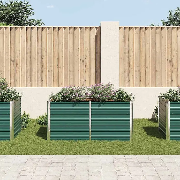 Furnicato Hochbeet - 160 x 80 x 77 cm, Metall, Grün - Drei grüne Hochbeete aus Wellblech mit silbernen Rahmen, gefüllt mit blühenden Pflanzen, auf Gras im Garten.