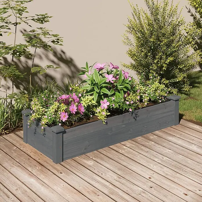 Furnicato Hochbeet - 120 x 45 x 25 cm, Holz, Grau - Dunkelgrauer Pflanzkasten aus Holz, gefüllt mit rosa und grünen Pflanzen, auf einer Holzterrasse.
