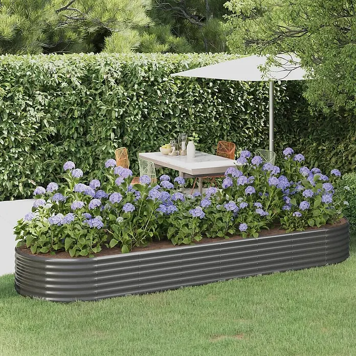 Furnicato Hochbeet - 322 x 100 x 36 cm, Stahl, Grau - Dunkelgraues Wellblech-Hochbeet mit lila Hortensien auf Rasen, neben einer Terrasse.