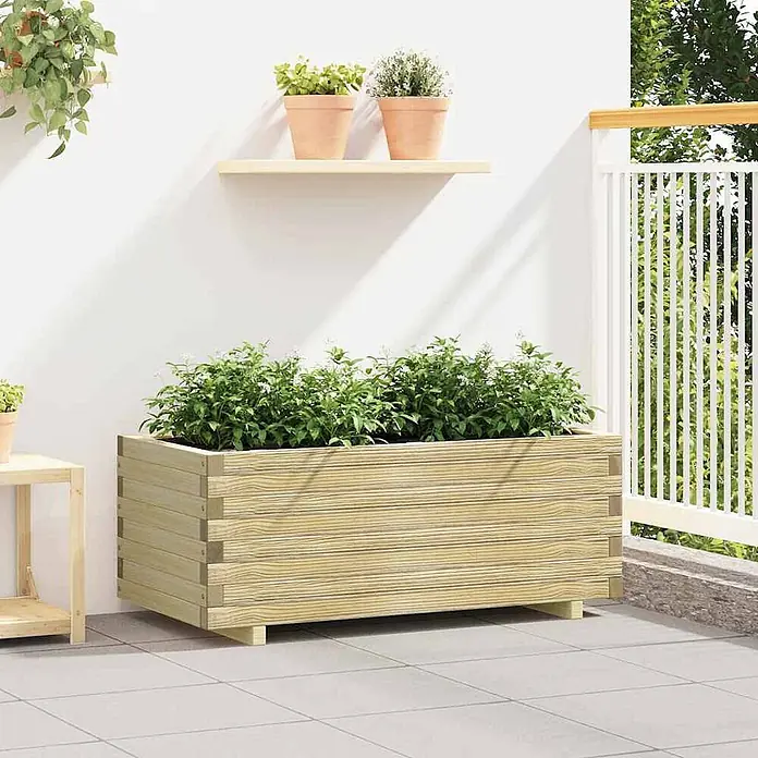 Furnicato Hochbeet - 50 x 100 x 40 cm, Holz, Beige - Großer, heller Holz-Pflanzkasten mit üppigen grünen Pflanzen und kleinen weißen Blüten auf einer gefliesten Terrasse.