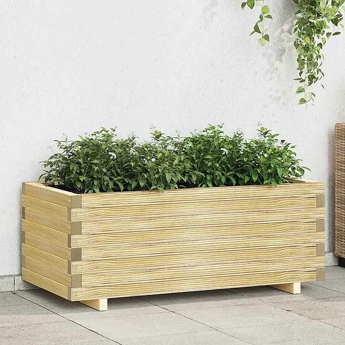 Furnicato Hochbeet - 50 x 100 x 40 cm, Holz, Beige - Rechteckiger heller Holz-Pflanzkasten mit grünen Pflanzen auf einer Terrasse.