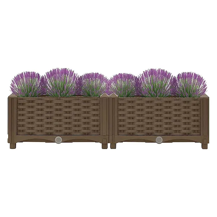 Furnicato Hochbeet - 80 x 40 x 23 cm, Kunststoff, Braun - Brauner Rattan-Pflanzkübel mit lila Kunstpflanzen, zweigeteilt und verbunden.