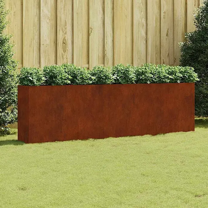 Furnicato Hochbeet - 280 x 40 x 80 cm, Stahl, Braun - Großer rechteckiger Pflanzkasten aus rostigem Metall mit grünen Büschen auf Rasen.
