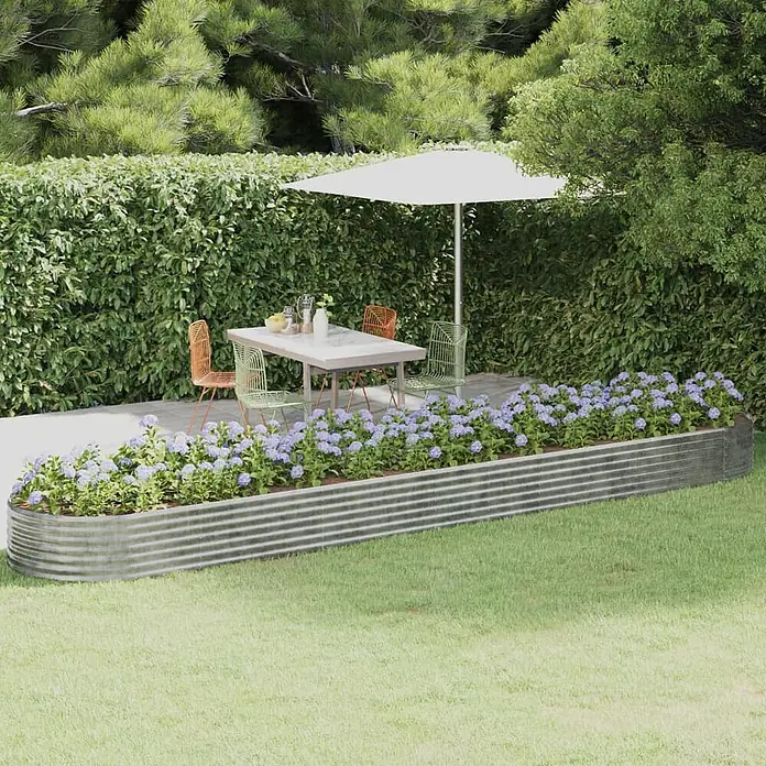Furnicato Hochbeet - 507 x 100 x 36 cm, Stahl, Silber - Langes, gebogenes Hochbeet aus verzinktem Stahl, gefüllt mit lila Blumen, neben einer Terrasse.