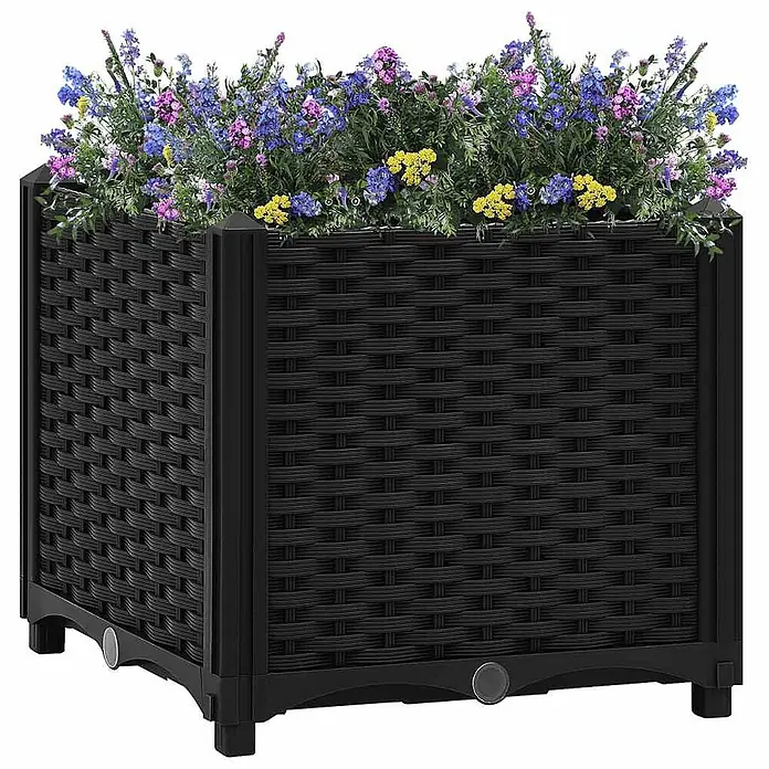 Furnicato Hochbeet - 40 x 40 x 38 cm, Kunststoff, Schwarz - Schwarzer Pflanzkasten aus Rattan-Optik, gefüllt mit leuchtend lila, blauen und gelben Blumen.