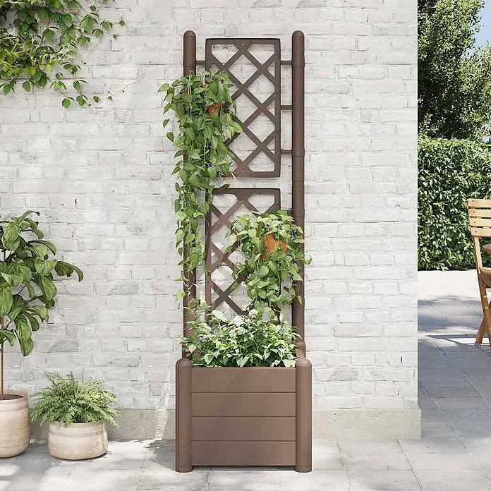 Furnicato Hochbeet Polypropylen Mokka - 43 x 43 x 142 cm, Kunststoff, Mokka - Brauner Pflanzkasten mit integriertem Spalier, gefüllt mit verschiedenen Grünpflanzen.