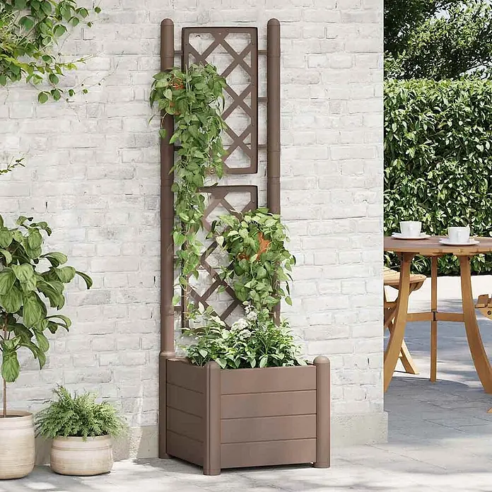 Furnicato Hochbeet Polypropylen Mokka - 43 x 43 x 142 cm, Kunststoff, Mokka - Braunes Pflanzgefäß mit integriertem Spalier, Pflanzen haltend.