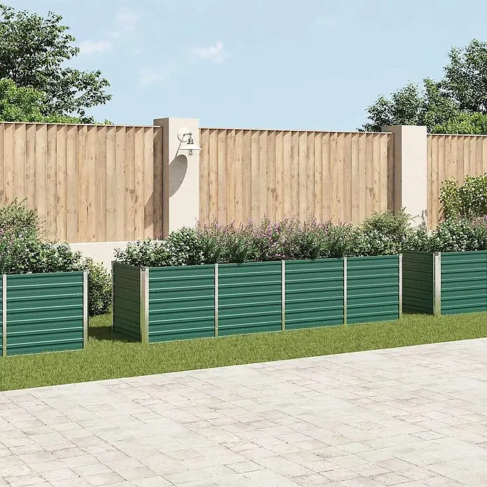 Furnicato Hochbeet - 320 x 80 x 77 cm, Stahl, Grün - Grüne Wellblech-Hochbeete mit silbernen Pfosten, bepflanzt, in einer Gartenumgebung.