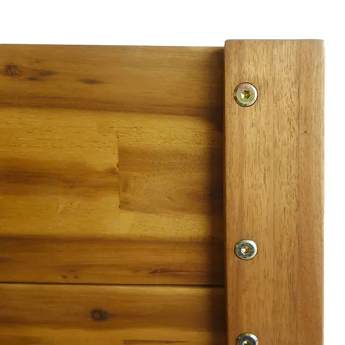 Furnicato Hochbeet Akazien-Massivholz geölt - 100 x 40 x 84 cm, Holz, Braun - Nahaufnahme von honigbraunen Holzbrettern, die durch ein vertikales Brett mit drei sichtbaren Innensechskantschrauben verbunden sind.