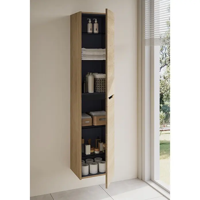 VitrA Integra Square Hochschrank - B x T x H: 40 x 37 x 180 cm, Eiche Gold, Inklusive 4 Glaseinlegeböden, DIN Anschlag: Rechts - Hoher wandmontierter Holzschrank mit heller Holzaußenfläche und dunklem Innenraum, Tür offen mit Badezimmerartikeln.