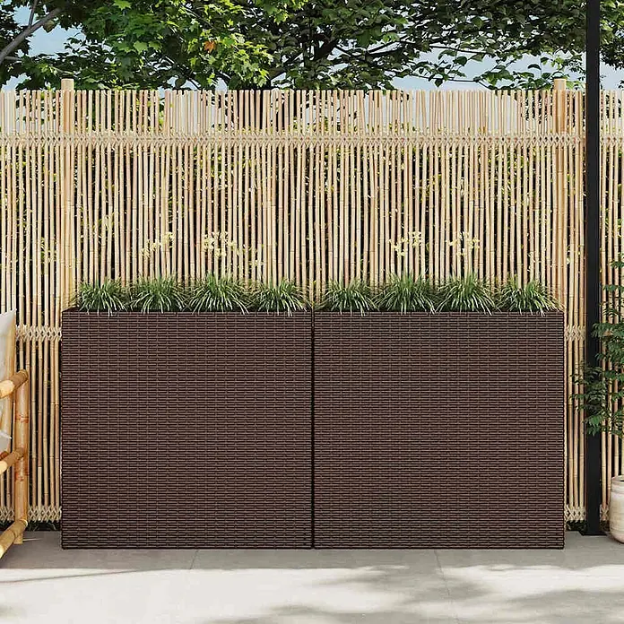 Furnicato Hochbeet Poly Rattan - 79 x 22 x 76 cm, Kunststoff, Braun - Zwei dunkelbraune Pflanzkübel in Rattan-Optik mit Grünpflanzen, draußen vor einem Bambuszaun platziert.