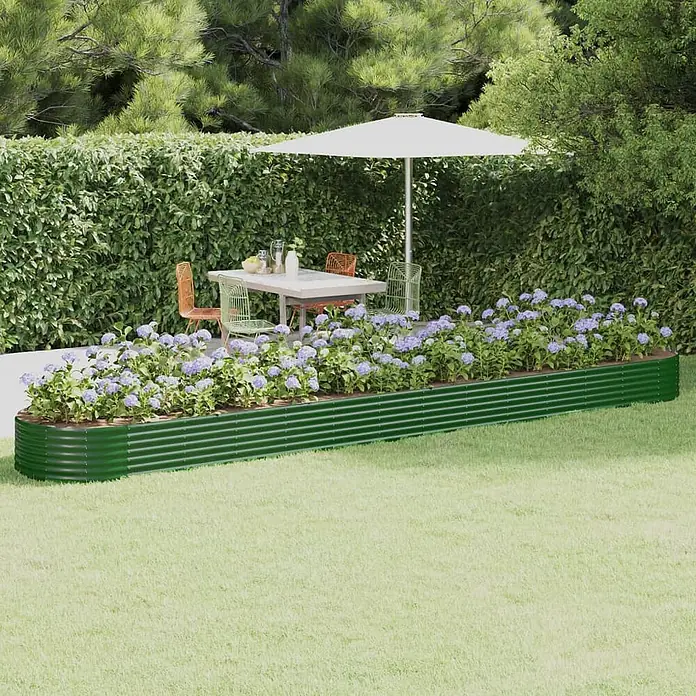 Furnicato Hochbeet - 544 x 100 x 36 cm, Stahl, Grün - Langes, gebogenes, dunkelgrünes Hochbeet aus Wellblech mit lila Hortensien in einer Gartenumgebung.