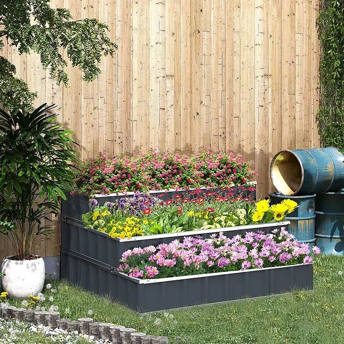 Furnicato Hochbeet - 118 x 118 x 62 cm, Stahl, Dunkelgrau - Dreistufiges dunkelgraues Metall-Hochbeet, gefüllt mit bunten Blumen und Pflanzen im Garten.