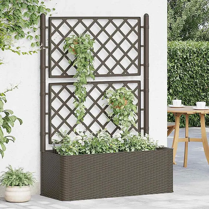 Furnicato Hochbeet - 100 x 43 x 142 cm, Kunststoff, Mokka - Dunkelbrauner Blumenkasten in Rattan-Optik mit Spalier, bepflanzt auf einer Terrasse.