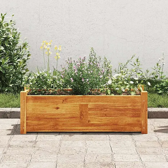 Furnicato Hochbeet - 46.200 x 76 x 25 cm, Holz, Braun - Rechteckiger hölzerner Pflanzkasten mit verschiedenen Blütenpflanzen auf einer Terrasse.