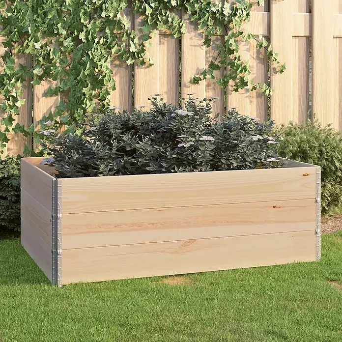 Furnicato Hochbeet - 150 x 100 x 19 cm, Holz, Braun - Hölzernes Hochbeet, mit Pflanzen gefüllt, auf Rasen im Garten.