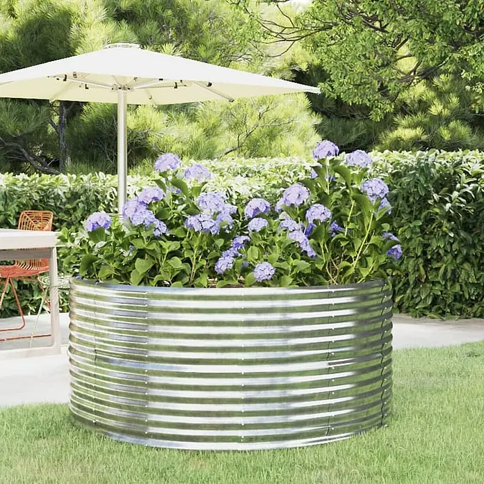 Furnicato Hochbeet - 140 x 140 x 68 cm, Stahl, Silber - Großes, rundes Hochbeet aus Wellblech, gefüllt mit lila Hortensien in einem Garten.