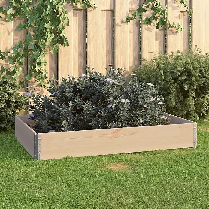 Furnicato Hochbeet - 120 x 80 x 19 cm, Holz, Braun - Helles Holz-Hochbeet mit blühenden Pflanzen, auf grünem Rasen platziert.
