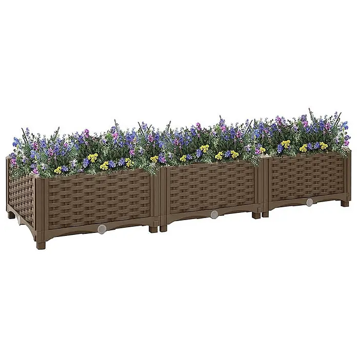 Furnicato Hochbeet - 40 x 120 x 23 cm, Kunststoff, Braun - Modulares braunes Pflanzgefäß in Rattanoptik, gefüllt mit lila, blauen und gelben Blumen.