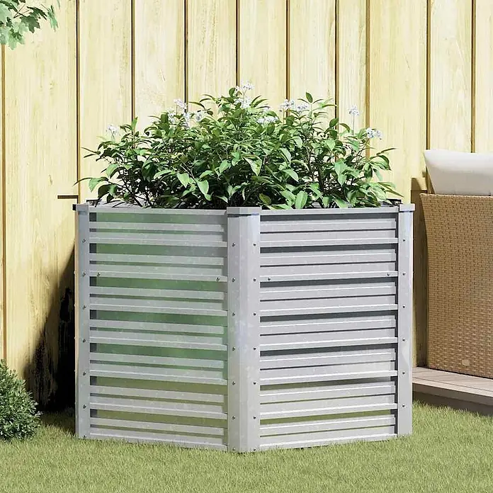Furnicato Hochbeet - 129 x 129 x 77 cm, Stahl, Silber - Pflanzbeet aus verzinktem Stahl mit Pflanzen, im Garten auf Gras stehend.
