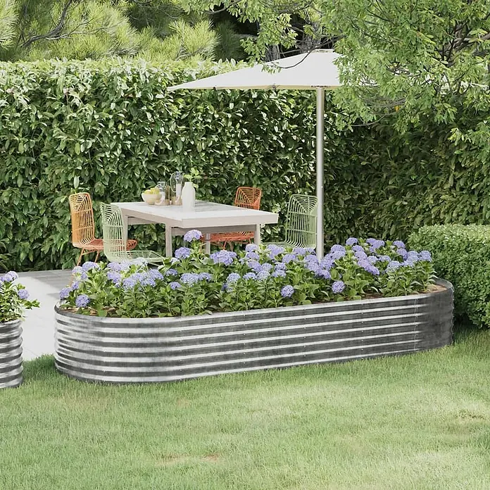 Furnicato Hochbeet - 249 x 100 x 36 cm, Stahl, Silber - Erhöhtes Gartenbeet aus silbernem verzinktem Stahl mit lila Blumen, in einem Garten mit Terrasse.