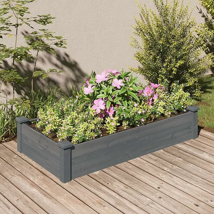 Furnicato Hochbeet - 120 x 60 x 25 cm, Holz, Grau - Dunkelgraues Hochbeet aus Holz, gefüllt mit leuchtend rosa Blüten und grünen Pflanzen, auf einer Holzterrasse.