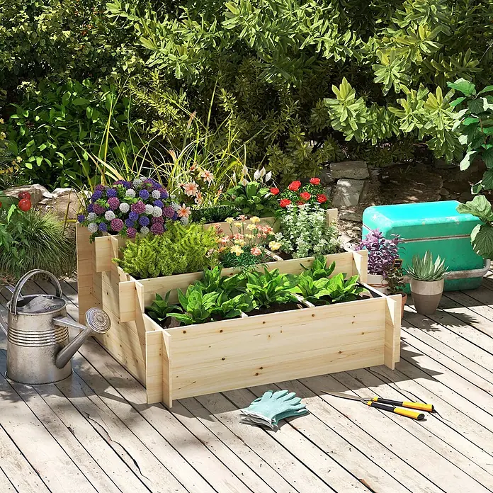 Furnicato Hochbeet - 117 x 100 x 54 cm, Holz, Naturholz - Gestuftes Hochbeet aus Naturholz, gefüllt mit verschiedenen Pflanzen und Blumen, auf einer Terrasse mit Gartengeräten.