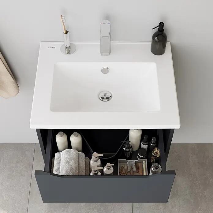 VitrA Integra Square Badmöbel-Set - Gesamtbreite Badmöbel: 60 cm, Graphit, Matt - Dunkelgrauer Badschrank mit weißem Waschbecken und offener Schublade mit Toilettenartikeln.