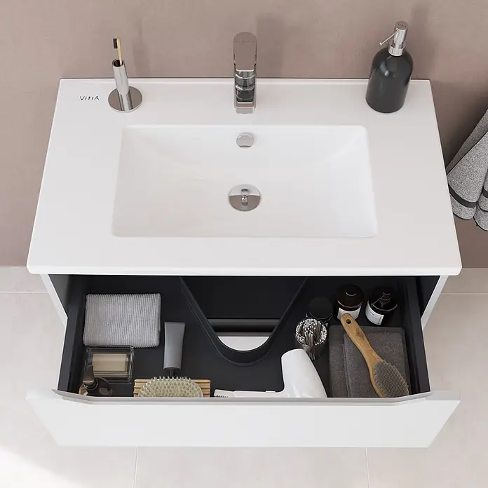 VitrA Integra Square Badmöbel-Set - Gesamtbreite Badmöbel: 80 cm, Hellgrau, Matt - Weißer Badwaschtisch mit integriertem Waschbecken, Chromarmatur und geöffneter Schublade mit organisierten Toilettenartikeln.