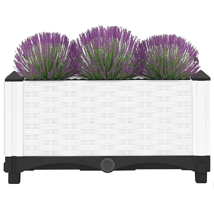 Furnicato Hochbeet - 40 x 40 x 23 cm, Kunststoff, Weiß - Weißer Pflanzkasten mit Korbmuster und schwarzen Akzenten, bestückt mit drei künstlichen lila Lavendelpflanzen.
